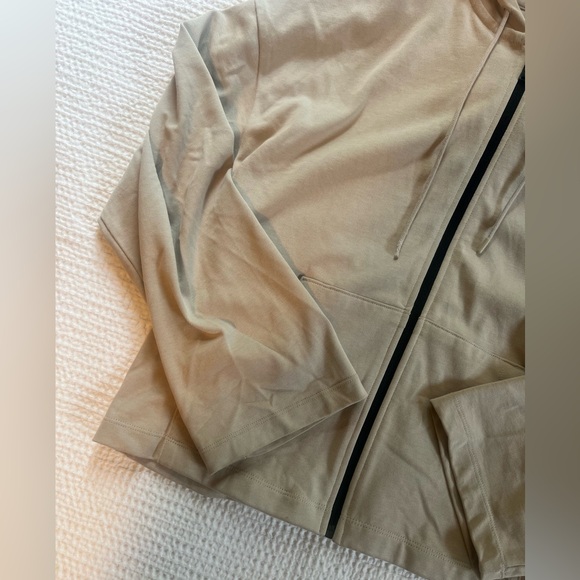 Nike Wide Sleeve Cream and Black Zip Up - Picture 2 of 7